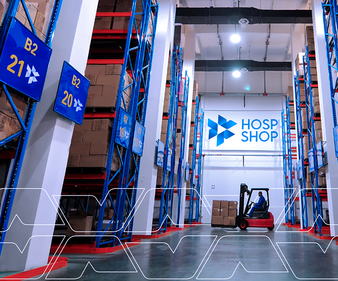 Galpão da Hospshop com prateleiras e empilhadeira